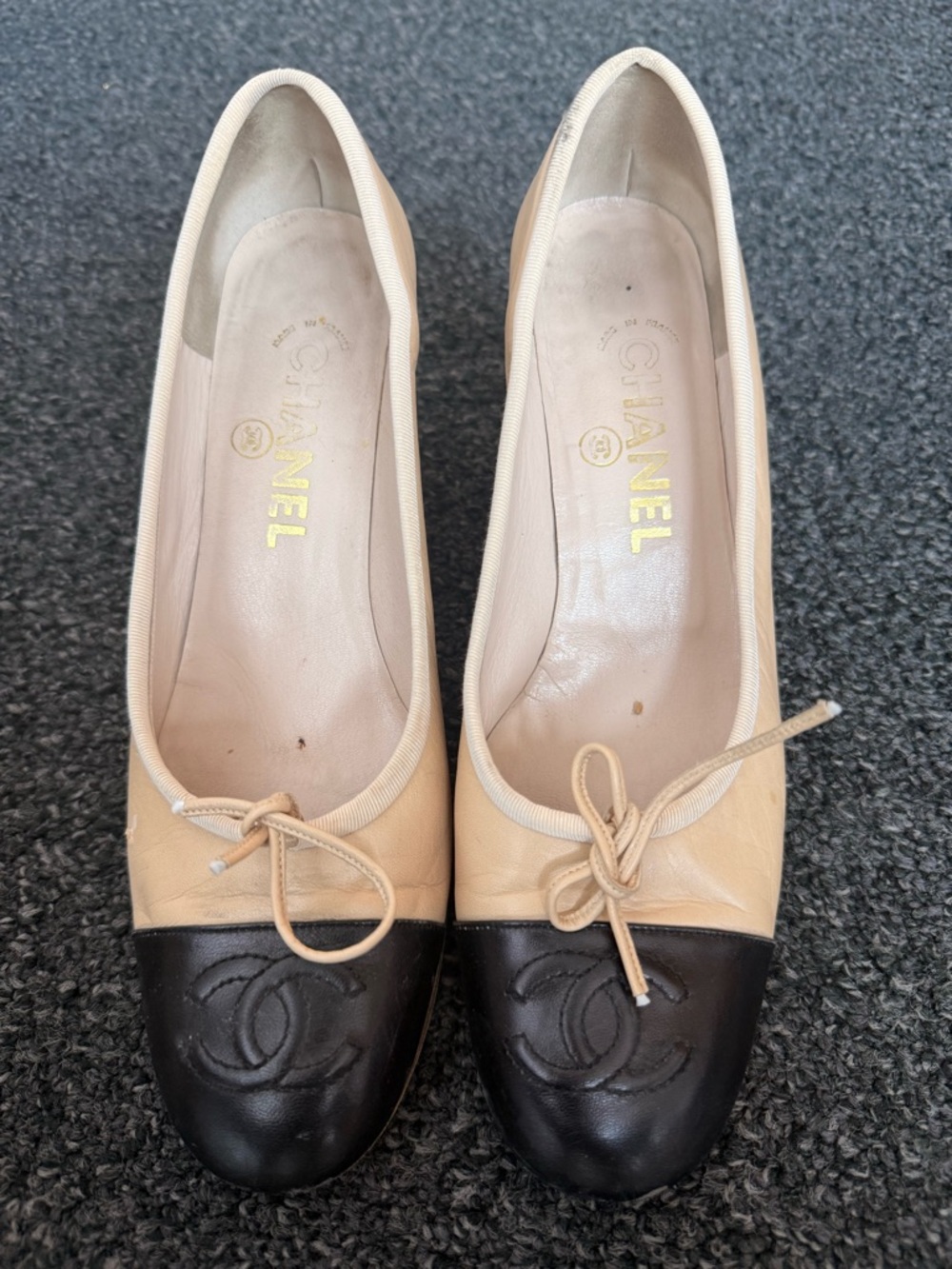 CHANEL Two-Tone Beige and Black Cap-Toe Leather pumps